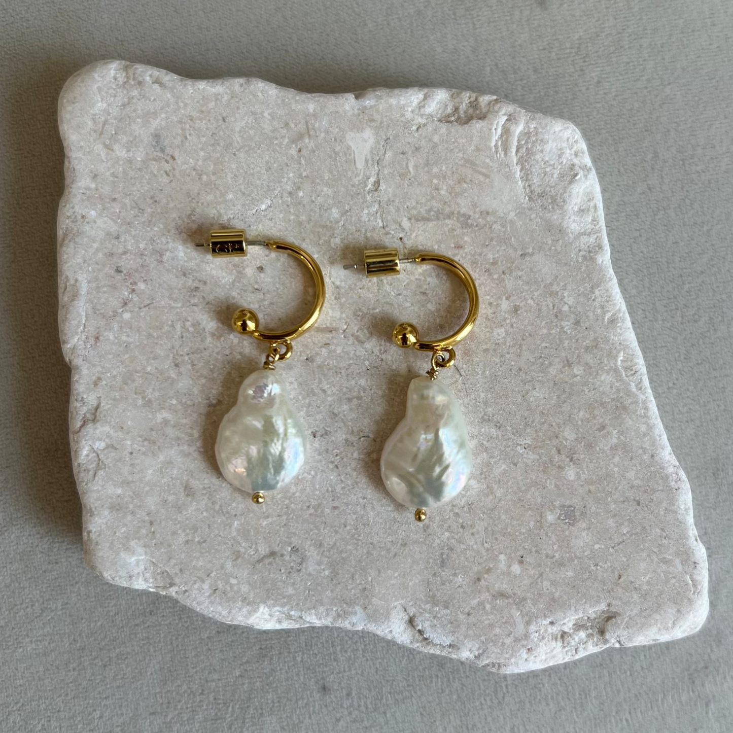 Mira Pearl Earrings